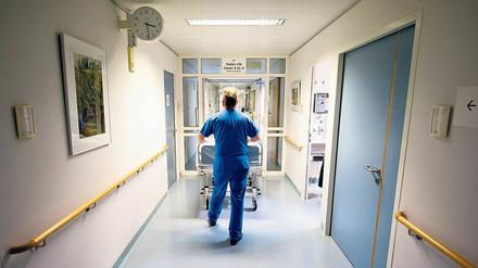 Viele Pflegekräfte können von ihrem Lohn nicht leben.