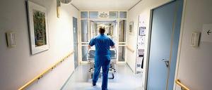 Viele Pflegekräfte können von ihrem Lohn nicht leben.