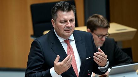 Andreas Geisel (SPD), Berliner Innensenator hätte sich mit den Initiatoren treffen müssen, sagt das Gericht.