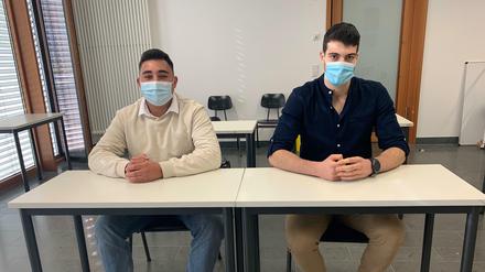Abdulaziz Kanbr sitzt neben Abdulghafour Alnajjar in einem Klassenraum der Herbstschule.