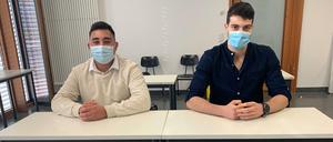 Abdulaziz Kanbr sitzt neben Abdulghafour Alnajjar in einem Klassenraum der Herbstschule.