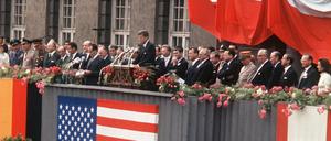 Auf dem Balkon des Schöneberger Rathauses. Das historische Foto zeigt den US-amerikanischen Präsidenten John F. Kennedy bei seiner Rede am 26. Juni 1963. Mit dem legendären deutsch gesprochenen Satz "Ich bin ein Berliner" drückte Kennedy seine Verbundenheit mit den Menschen in der geteilten Stadt aus.