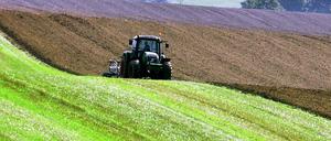 Ein Traktor fährt über ein Feld bei Rehna.
