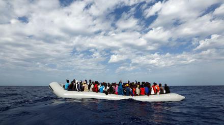 Flüchtlinge in einem Schlauchboot auf dem Mittelmeer.