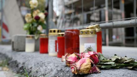 Blumen und Kerzen liegen unweit des Residenzschlosses vor einem Bauzaun an der Schlossstraße. Die tödliche Messerattacke auf zwei Touristen am 4. Oktober hat möglicherweise einen extremistischen Hintergrund. 