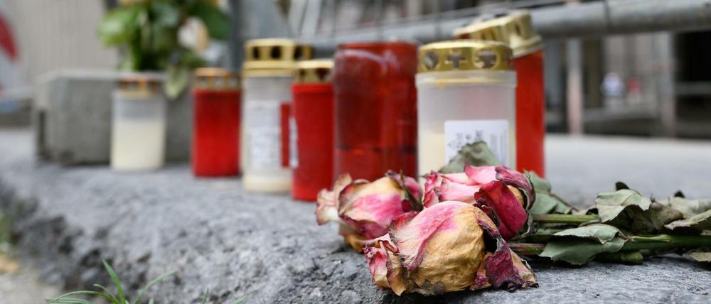 Blumen und Kerzen liegen unweit des Residenzschlosses vor einem Bauzaun an der Schlossstraße. Die tödliche Messerattacke auf zwei Touristen am 4. Oktober hat möglicherweise einen extremistischen Hintergrund.
