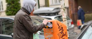 Ein Flaschensammler unterwegs in Berlin. (Symbolbild).