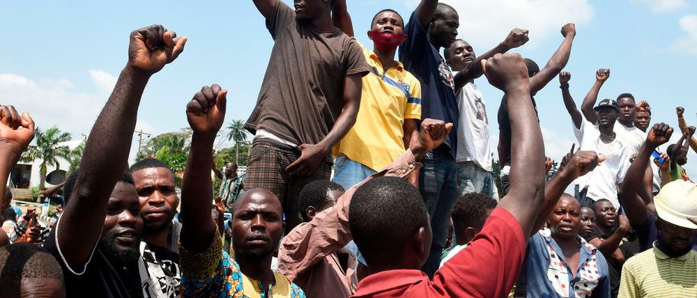 Menschen protestieren mit erhobener Faust auf der Straße gegen Polizeigewalt in Nigeria.
