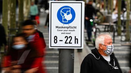 Ein Hinweisschild in der Einkaufsstraße Zeil in Frankfurt am Main.