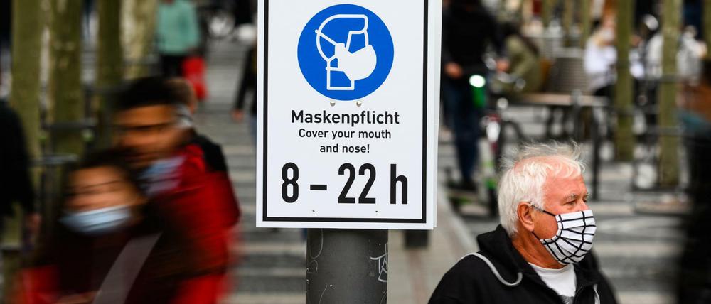 Ein Hinweisschild in der Einkaufsstraße Zeil in Frankfurt am Main.