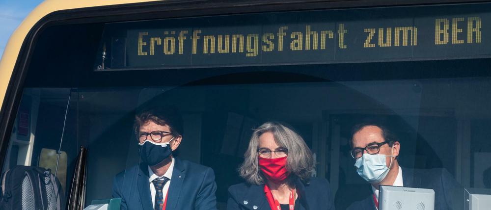 Engelbert Lütke Daldrup, Flughafenchef, Susanne Henckel, Geschäftsführerin des VBB, und Peter Buchner, Geschäftsführer der S-Bahn Berlin bei der Eröffnungsfahrt zum BER