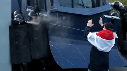 Sicherheitskräfte in Minsk setzen am 25. Oktober 2020 Tränengas gegen einen Demonstranten ein.