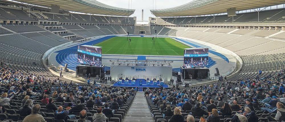 Tagen in der Ostkurve. Coronabedingt hat Hertha BSC seine Mitgliederversammlung am Sonntag im Olympiastadion abgehalten.