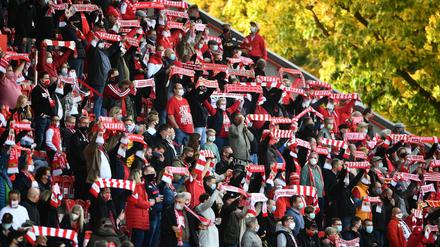 Die Fans des 1. FC Union feuerten ihr Team trotz Gesangsverbots und Masken an. 