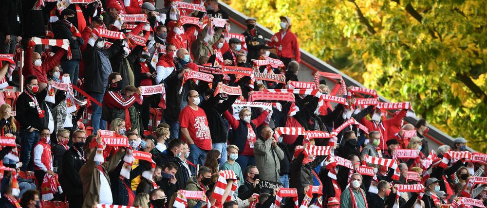Die Fans des 1. FC Union feuerten ihr Team trotz Gesangsverbots und Masken an. 