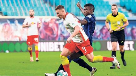 Ungestüm. Jhon Cordoba bringt hier Willi Orban hier zu Fall – Strafstoß.