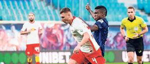 Ungestüm. Jhon Cordoba bringt hier Willi Orban hier zu Fall – Strafstoß.