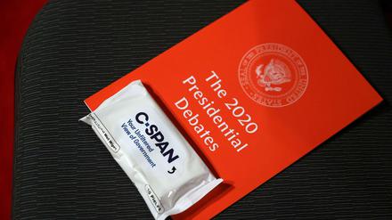 Programm und Desinkfektionsmittel - die Presidential Debate 2020.