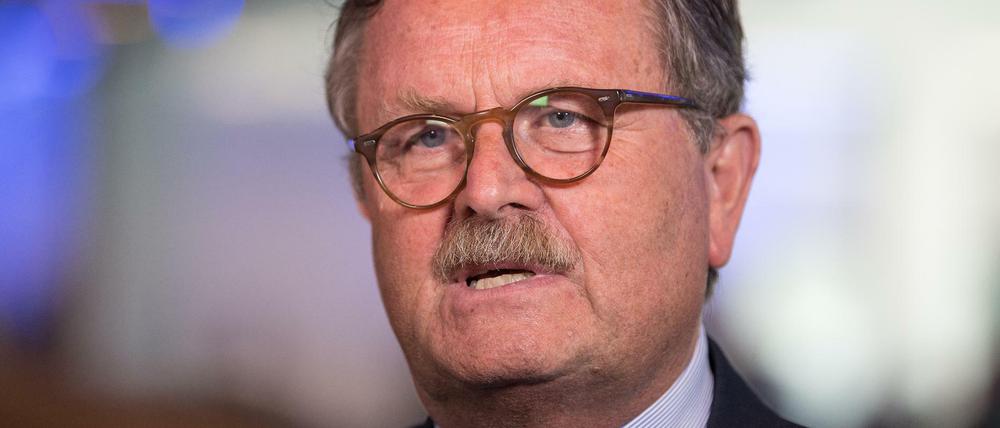 Sieht die kritische Schwelle von Neuinfektionen bei 20.000 Fällen pro Tag: Frank Ulrich Montgomery