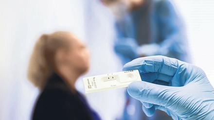 Nachweisverfahren für molekulare Merkmale des Coronavirus Sars-CoV-2 sind nicht so genau wie Erbgut-Tests, könnten aber schneller anzeigen, ob von einer zuvor positiv getesteten Person noch Ansteckungsgefahr ausgeht.