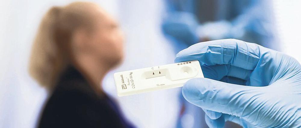 Nachweisverfahren für molekulare Merkmale des Coronavirus Sars-CoV-2 sind nicht so genau wie Erbgut-Tests, könnten aber schneller anzeigen, ob von einer zuvor positiv getesteten Person noch Ansteckungsgefahr ausgeht.