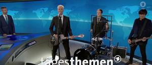 Die Mitglieder der Rockgruppe Die Ärzte, Farin Urlaub (2.v.l-r), Bela B und Rodrigo Gonzalez, eröffneten neben Moderator Ingo Zamperoni (l) am Freitagabend die ARD-"Tagesthemen". 