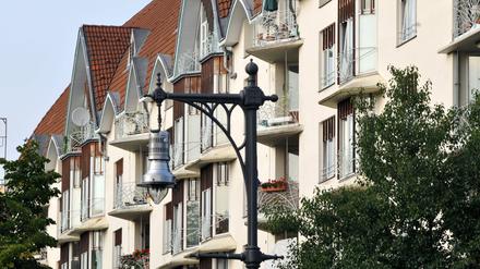 Wohnhausfassaden in der Schloßstraße in Berlin-Charlottenburg.