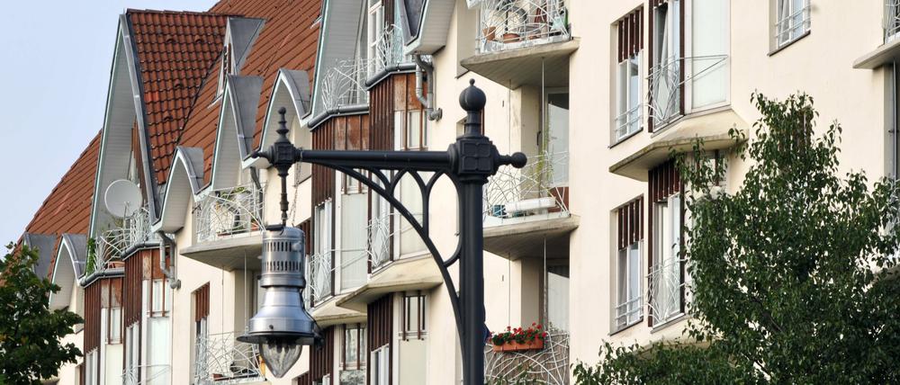 Wohnhausfassaden in der Schloßstraße in Berlin-Charlottenburg.