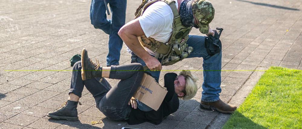 Ein bewaffneter Rechtsradikaler attackiert eine Demonstrantin in der US-Stadt Salem.
