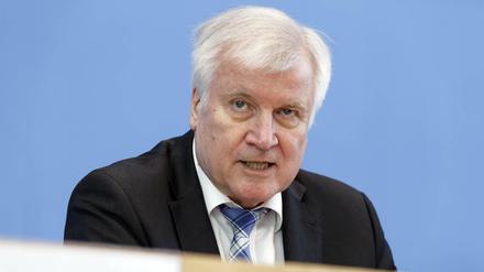Neben Bundesinnenminister Horst Seehofer (CSU) fordern auch drei Landesinnenminister Konsequenzen nach der Dresdner Messerattacke.