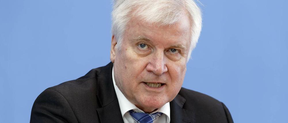 Neben Bundesinnenminister Horst Seehofer (CSU) fordern auch drei Landesinnenminister Konsequenzen nach der Dresdner Messerattacke.