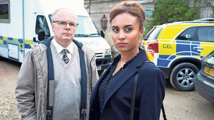 Zwei Generationen, zwei Welten: Detective Sergeant Dodds (Jason Watkins) geht für Recherchen noch in die Bibliothek, seine neue Vorgesetzte Lauren McDonald (Tala Gouveia) ist mit ihrem Smartphone verwachsen. 