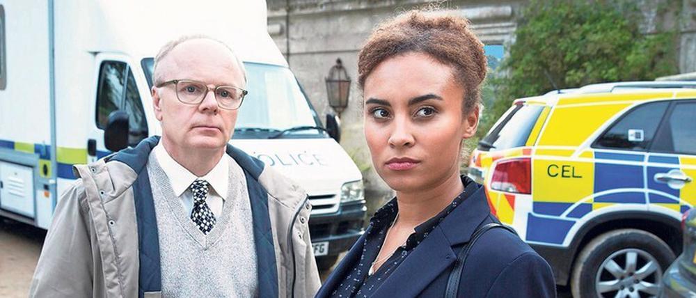 Zwei Generationen, zwei Welten: Detective Sergeant Dodds (Jason Watkins) geht für Recherchen noch in die Bibliothek, seine neue Vorgesetzte Lauren McDonald (Tala Gouveia) ist mit ihrem Smartphone verwachsen.