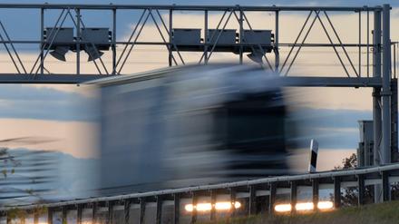 Ein Lastwagen fährt bei Magdala (Thüringen) auf der Bundesautobahn A4 unter einer Maut Kontrollbrücke durch.