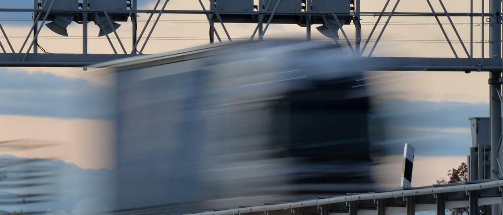 Ein Lastwagen fährt bei Magdala (Thüringen) auf der Bundesautobahn A4 unter einer Maut Kontrollbrücke durch.