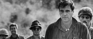 Für die Dreharbeiten von "Platoon" kehrt Oliver Stone 1986 nach Vietnam zurück.
