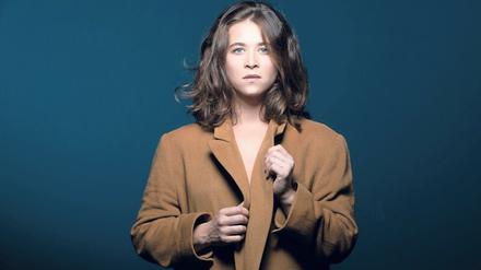 Die 1988 in Paris geborene Schriftstellerin Emma Durand. Der deutsche Nachname Becker ist ihr Pseudonym.