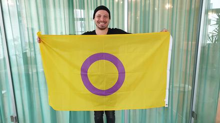 Robi, der die Kundgebung zum Intersex Awareness Day organisiert.