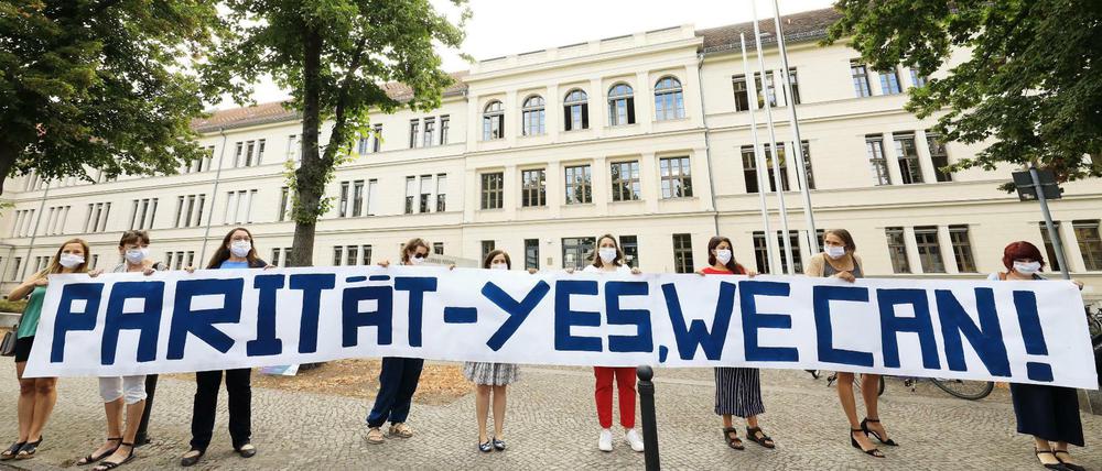 Protest für das Gesetz vor dem Landesverfassungsgericht in Potsdam.
