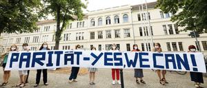 Protest für das Gesetz vor dem Landesverfassungsgericht in Potsdam.