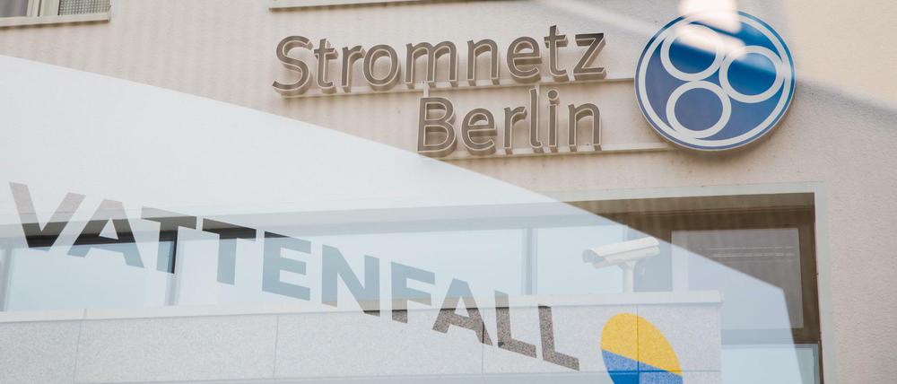Die Mehrfachbelichtung zeigt das Logo der Stromnetz Berlin GmbH an deren Hauptsitz sowie das Logo von Vattenfall.