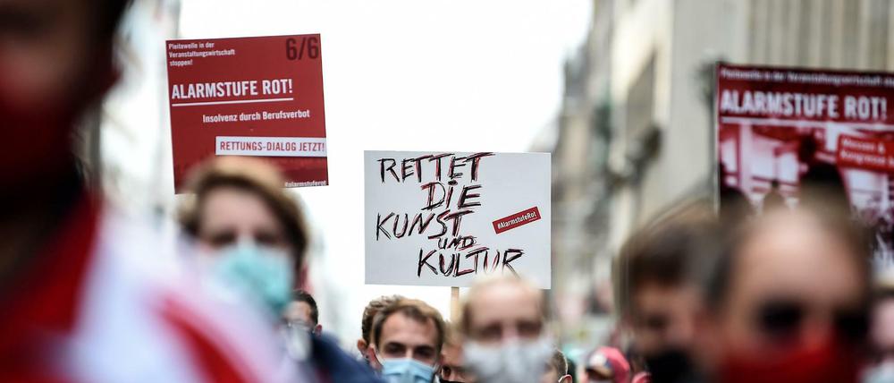 Teilnehmer der Großdemonstration des Aktionsbündnis #AlarmstufeRot zur Existenznot der Veranstaltungswirtschaft.