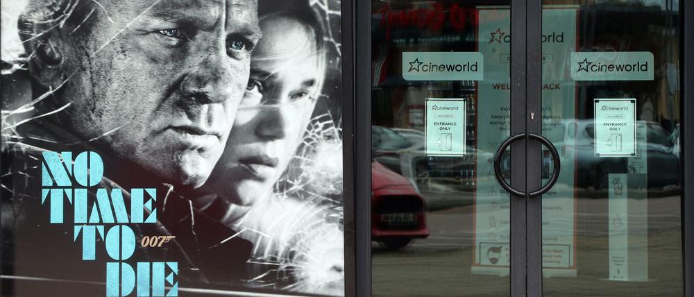 Das Plakat für den neuen Bond-Film "No Time To Die" in einem britischen Kino der Kette Cineworld. Wegen Corona schließt sie vorübergehend ihre Häuser. 