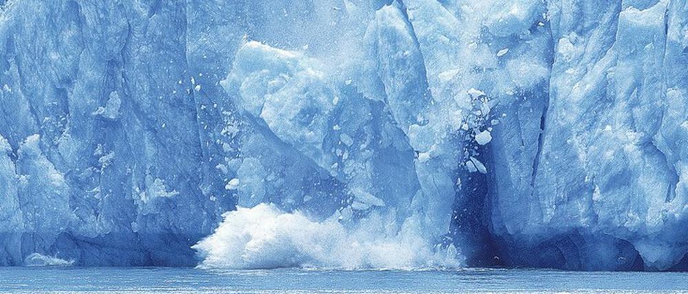 Abbrechende Eiskanten sind ein Sinnbild des Klimawandels. Sie könnten die Erwärmung aber auch indirekt verstärken.