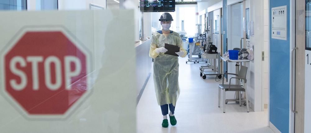 Eine Krankenschwester auf der Corona-Intensivstation im Uni-Klinikum Dresden.