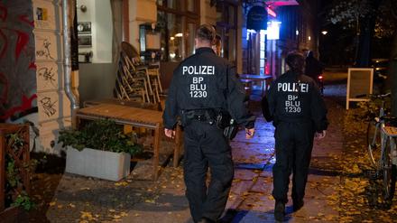 Die Polizei wird die Sperrstunde wohl noch eine Weile kontrollieren müssen - sie soll bis Mitte November gelten.