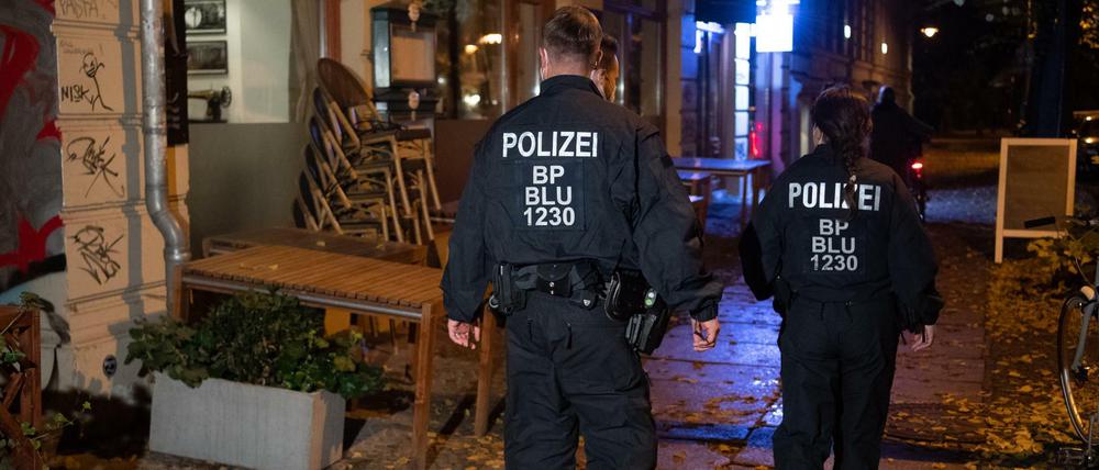 Die Polizei wird die Sperrstunde wohl noch eine Weile kontrollieren müssen - sie soll bis Mitte November gelten.
