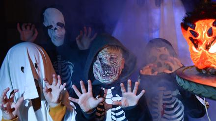 Gruselig verkleidet feiern Kinder Halloween. In diesem Jahr fallen die meisten Partys coronabedingt allerdings aus.