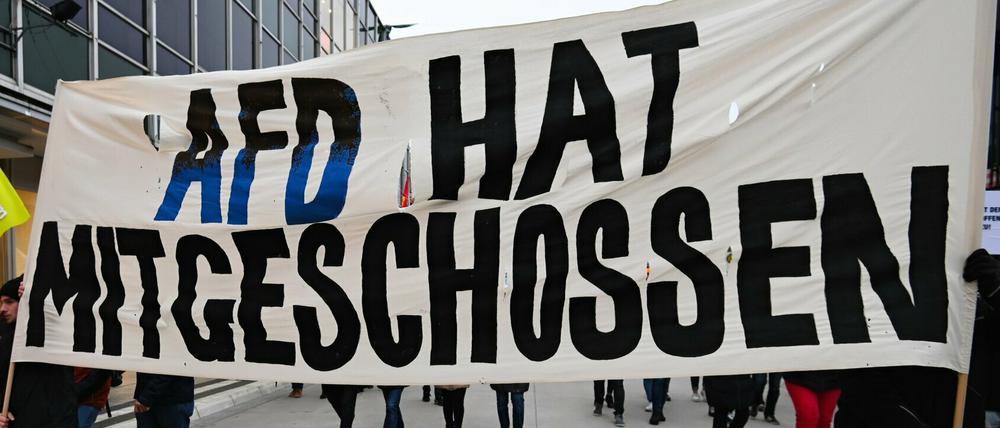 Wenn Hetze mittelbar Gewalt hervorruft. Teilnehmer einer Demonstration halten im Anschluss an den rassitischen Terroranschlag in Hanau ein Banner mit der Aufschrift "AFD hat mitgeschossen" in die Höhe.