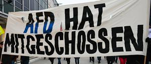 Wenn Hetze mittelbar Gewalt hervorruft. Teilnehmer einer Demonstration halten im Anschluss an den rassitischen Terroranschlag in Hanau ein Banner mit der Aufschrift "AFD hat mitgeschossen" in die Höhe.